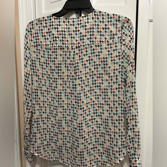 Liz Claiborne colorful thin almost sheer blouse with geometric design. Petite M - Picture 4 of 4